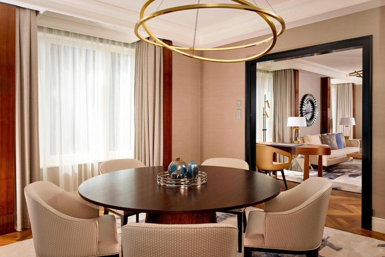 Carlton Club Suite