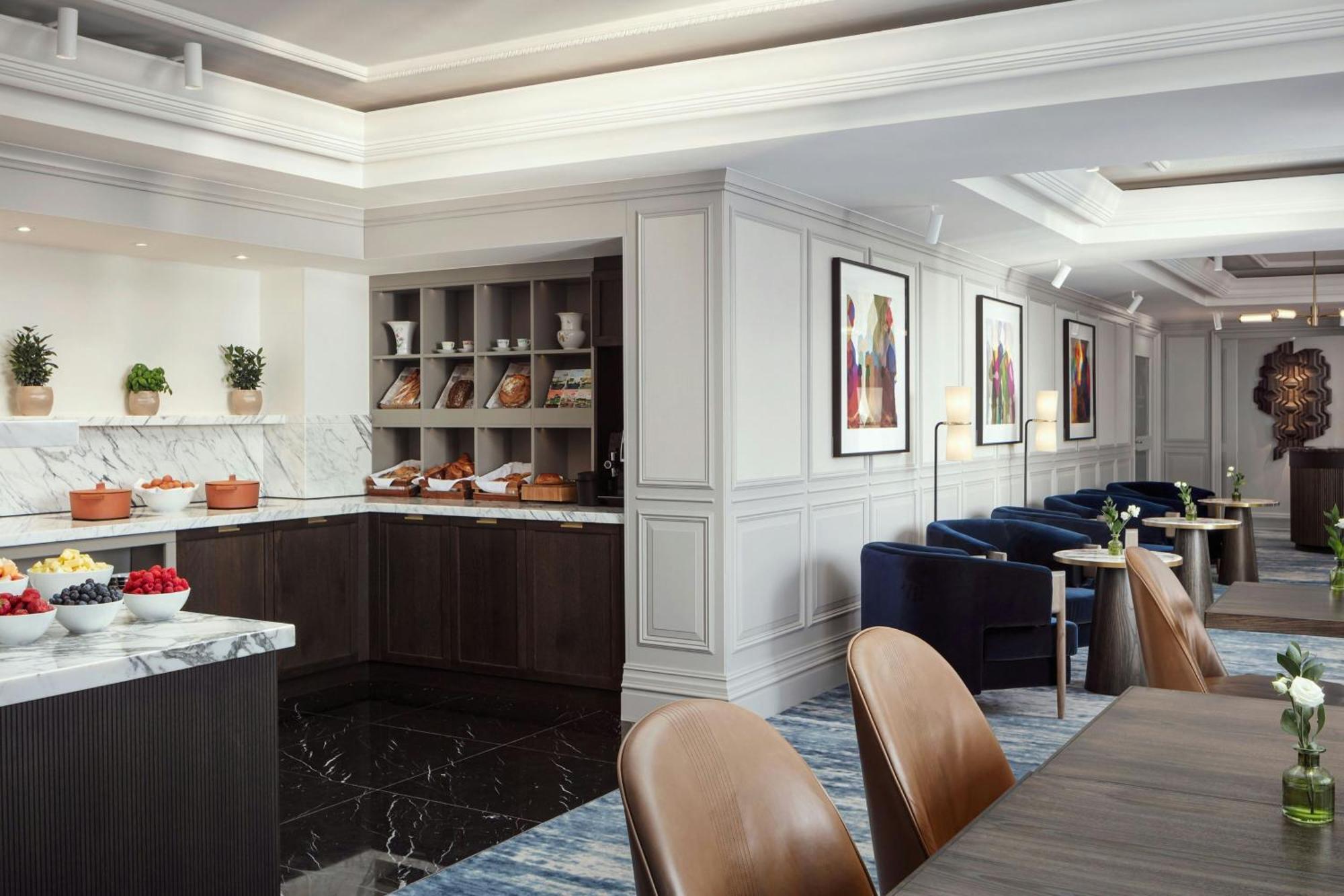 Carlton Club Suite