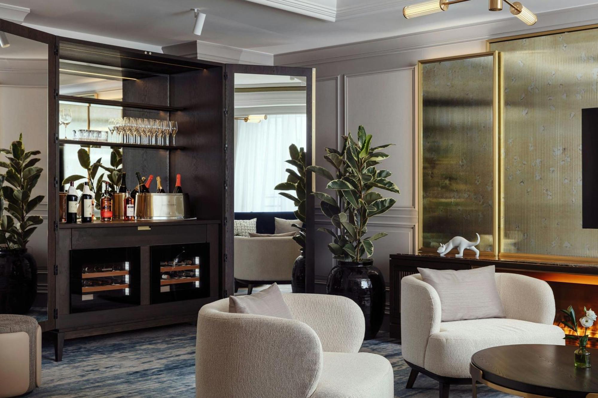 Carlton Club Suite